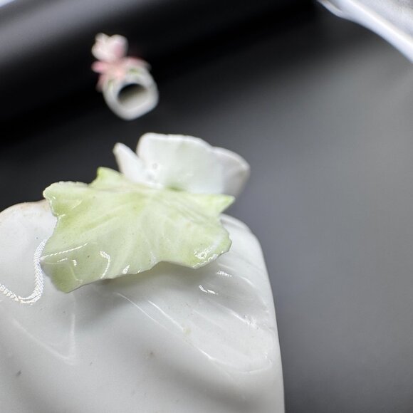 Set of 4 Vintage Porcelain Napkin Rings Holders Flowers Spring Delicate *read* - Picture 8 of 8